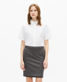 The Kooples FEMME DARK GREY jupe courte à rayures grise