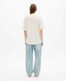 The Kooples FEMME ECRU t-shirt avec blason en nid d'abeille écru