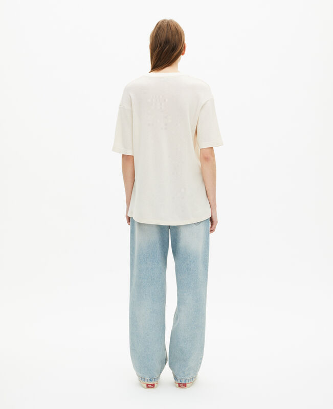 The Kooples FEMME ECRU t-shirt avec blason en nid d'abeille écru