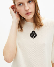 The Kooples FEMME ECRU t-shirt avec blason en nid d'abeille écru
